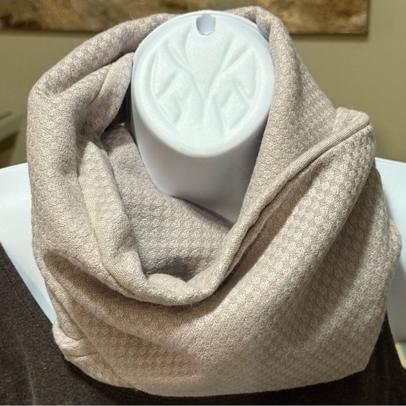 Elegant Lavender Wool Scarf - Picture 2 of 2